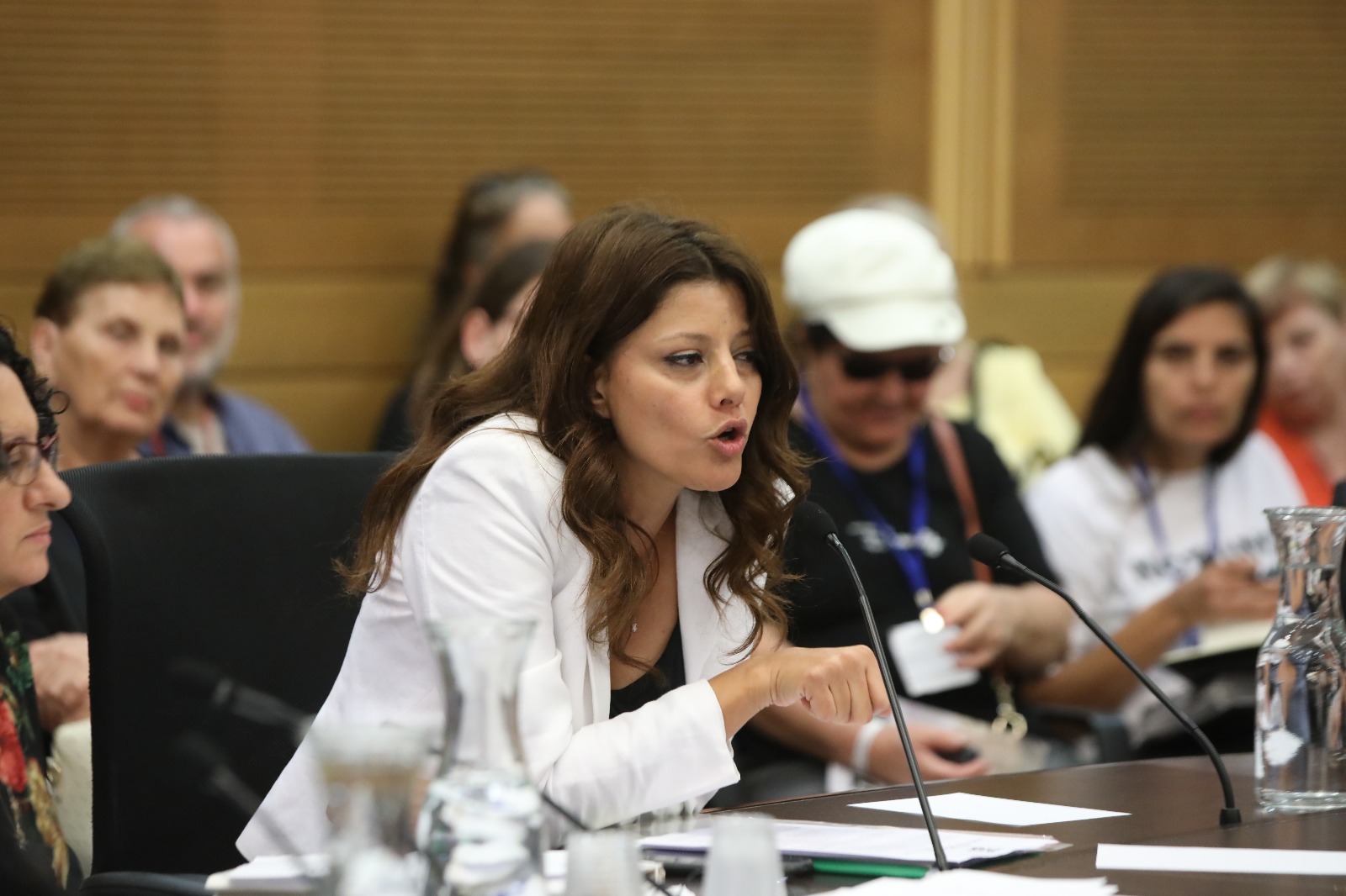 ח"כ אורלי לוי: "המדינה מקצצת בשירותים הציבוריים והאזרחים משלמים מכיסם"