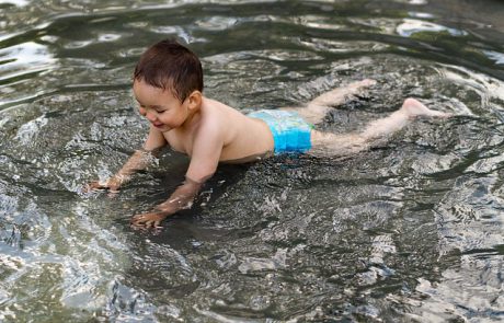 5 דרכים בהן שחיית ילדים בבריכה תורמת להתפתחות